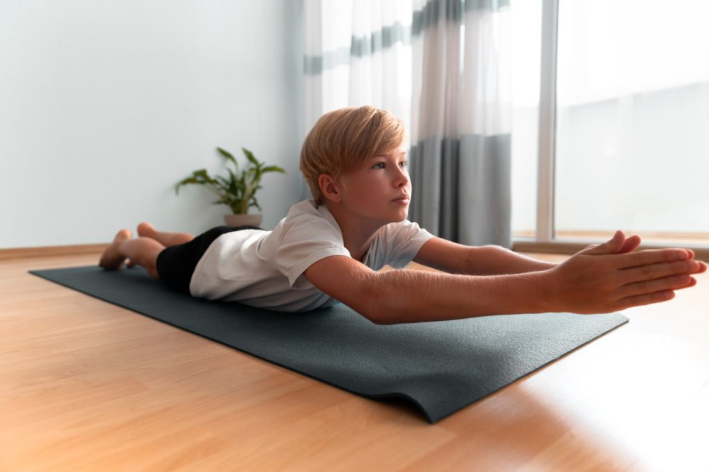 Kid plein coup sur tapis de yoga