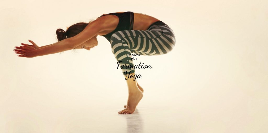 Sportive jeune femme faisant la pratique du yoga isolée sur fond de studio blanc. fit modèle féminin flexible pratiquant. concept de mode de vie sain et équilibre naturel entre le corps et le développement mental.