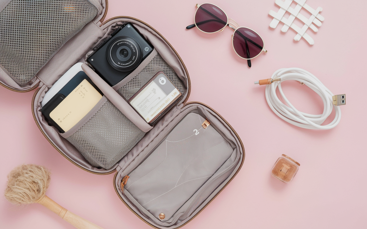 Vue accessoires indispensables sac photo de voyage